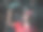 在绿色的热带森林里，女人手握蕨叶遮阳伞图片下载