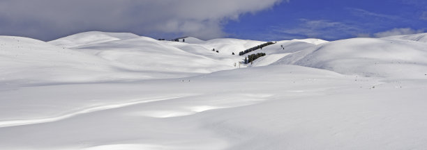 拉马尔山谷山覆盖着雪，黄石国家公园，WY图片下载