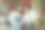 两个微笑的女学生在户外讨论学习项目的肖像图片下载