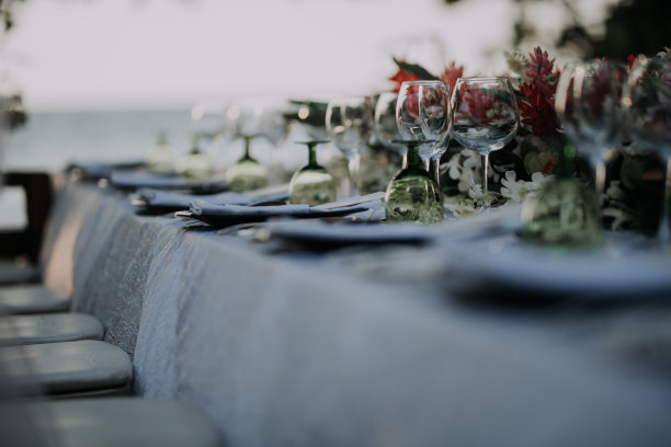 婚宴餐桌装饰户外用餐桌设置图片下载