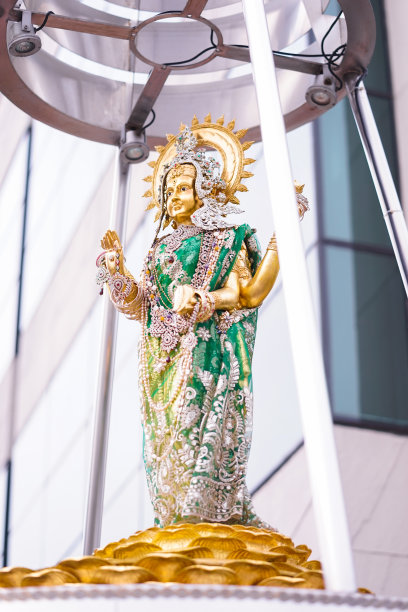 印度教女神。拉克希米是印度财富、财富、繁荣和美丽的女神。她是毗湿奴的妻子。睡莲是她最喜欢的供花，追随者带来祭拜她。图片下载