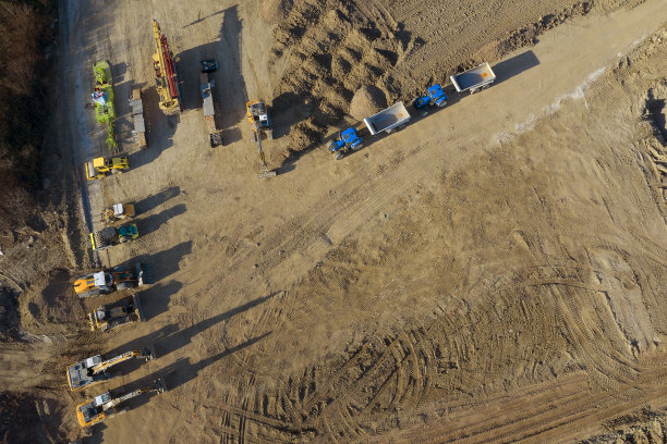 建筑工地的工程机械，鸟瞰图图片下载