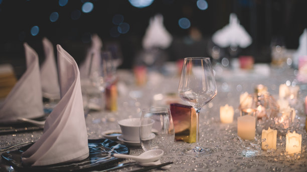 婚宴餐桌室内装饰用餐桌设置图片下载