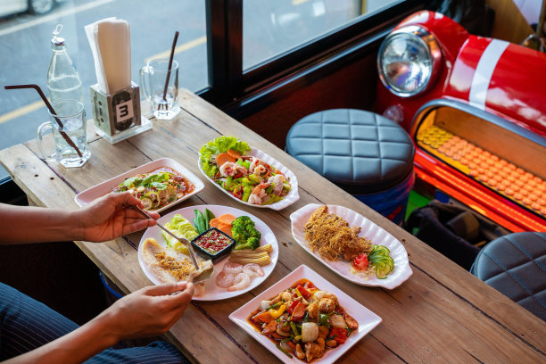 中午去餐馆吃泰国菜图片下载