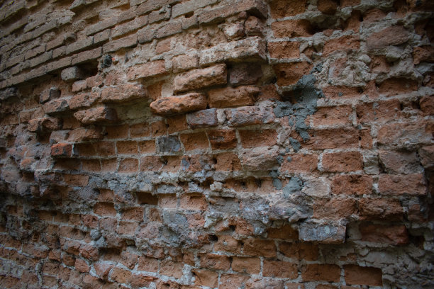 古老的砖墙。摧毁了砖。美丽的装饰背景图片下载