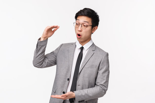 腰间的肖像兴奋好看的亚洲办公室工作人员告诉客户关于大的收入机会，描述项目塑造大对象，大笔的钱，看起来惊讶图片下载