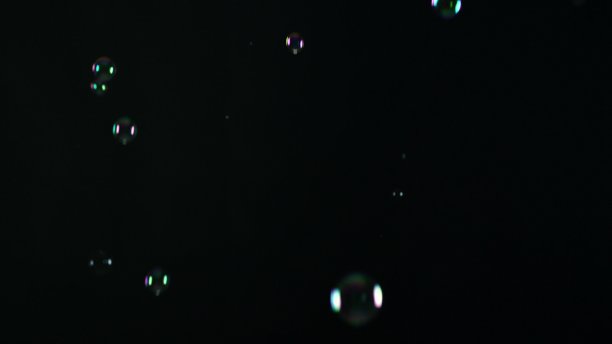 黑色背景上孤立的肥皂泡图片下载