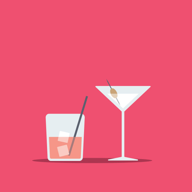 马提尼鸡尾酒和威士忌玻璃隔离在粉红色的背景图片下载