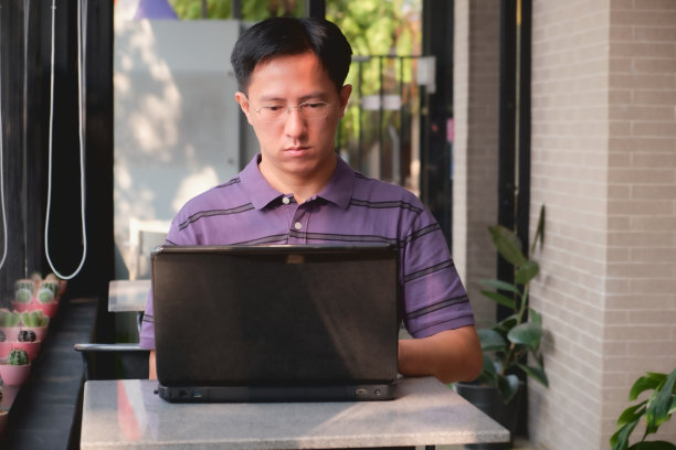 在家办公：亚洲男人穿着休闲装在电脑上工作并发送电子邮件图片下载