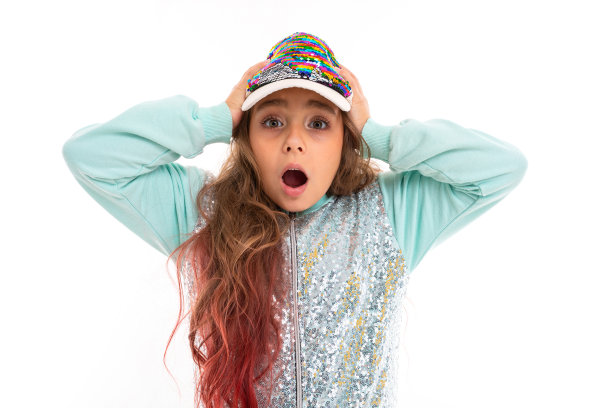 惊讶的时尚女孩双手抱头，非常惊讶，张大了嘴巴图片下载