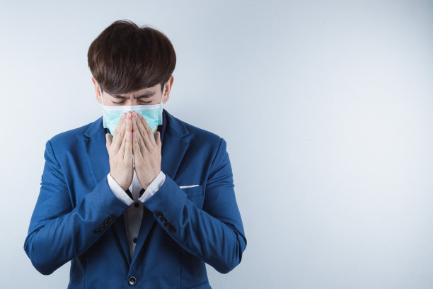 因冠状病毒和PM2.5而咳嗽的商务男人。冠状病毒和空气污染PM2.5概念。图片下载