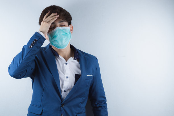 因冠状病毒和PM2.5而咳嗽的商务男人。冠状病毒和空气污染PM2.5概念。图片下载