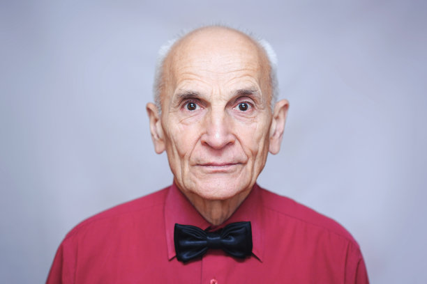 穿红色衬衫的老人肖像图片下载