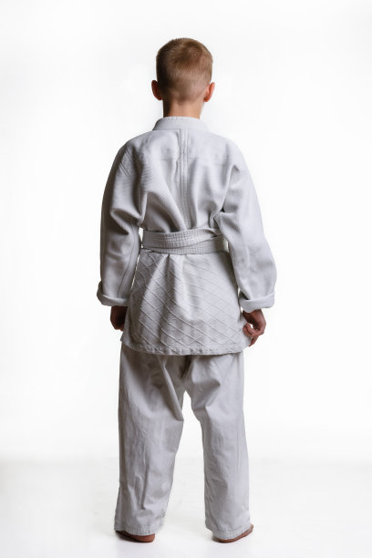 身穿白色獒犬服装的运动员的背影图片下载