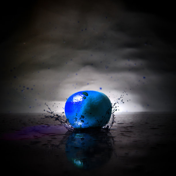 彩色水果在液体中飞溅。图片下载