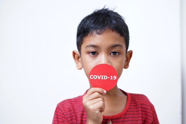 亚洲男孩拿着Covid-19贴纸。阻止冠状病毒传播的概念图片图片下载