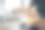 年轻的学生校园帮助朋友赶超和学习。图片下载