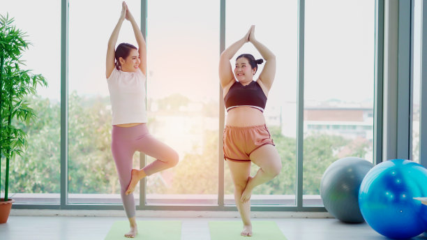 两个女孩在减肥班上锻炼图片下载