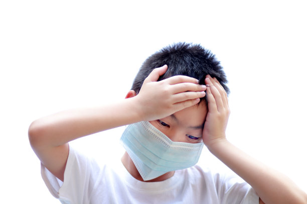 戴口罩的亚洲儿童，病毒防护概念图片下载
