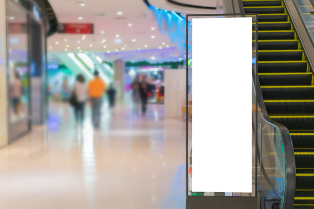 百货商店里有空白版面的广告牌或广告海报图片下载
