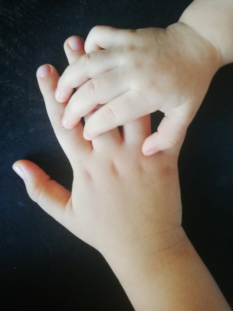 孩子兄弟手牵着手图片下载