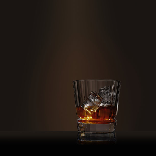 水晶酒杯，加酒加冰图片下载