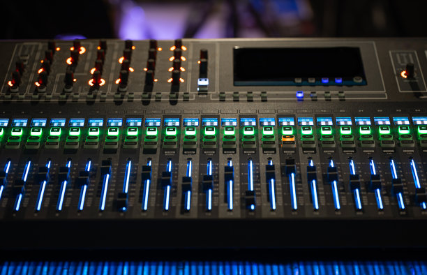 录音室中的数字混音器。与声音。创意和演艺事业的概念。图片下载