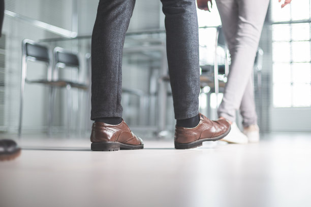 关闭了。一群雇员离开工作场所。图片下载