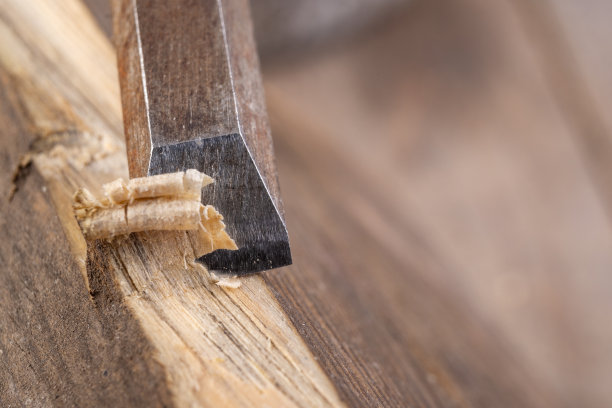 用木头和刨花凿。木工车间的工具和配件。工作场所的木工车间。图片下载