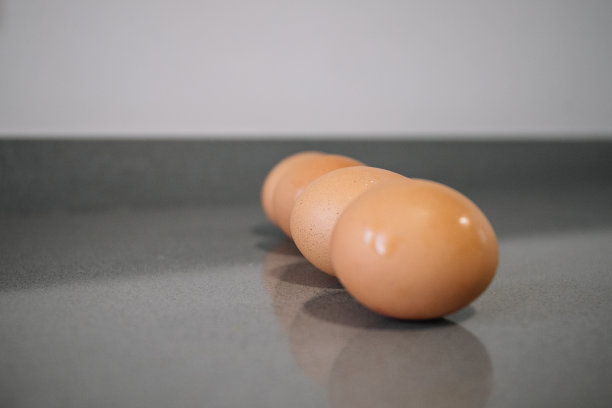 排三个生鸡蛋图片下载