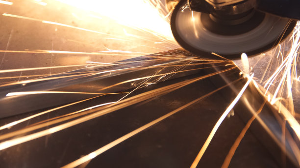 在车间用机器磨削金属。图片下载