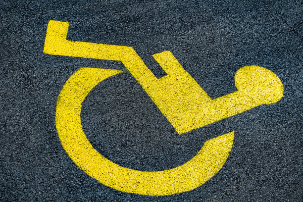 柏油路上的标志——残疾人专用场所图片下载