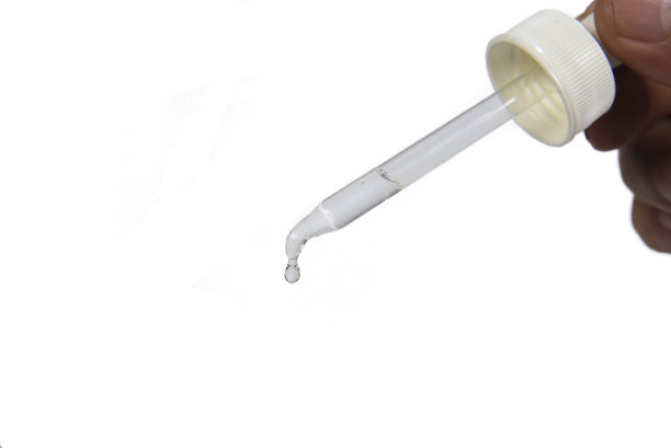 带针的医疗注射器，用于接种疾病和病毒疫苗，在白色背景上留出文字。图片下载