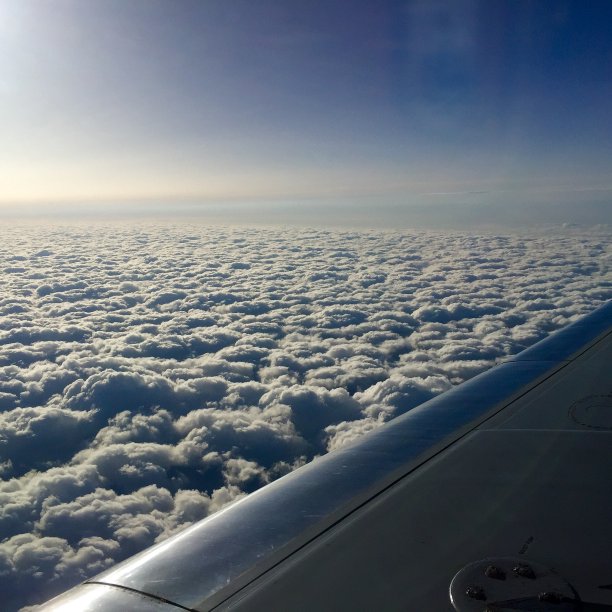 在云层之上飞行图片下载