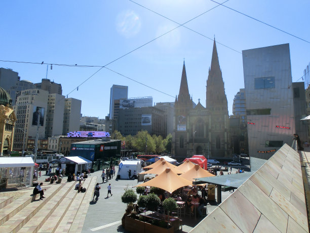 墨尔本市中心的联邦广场和圣保罗大教堂图片下载