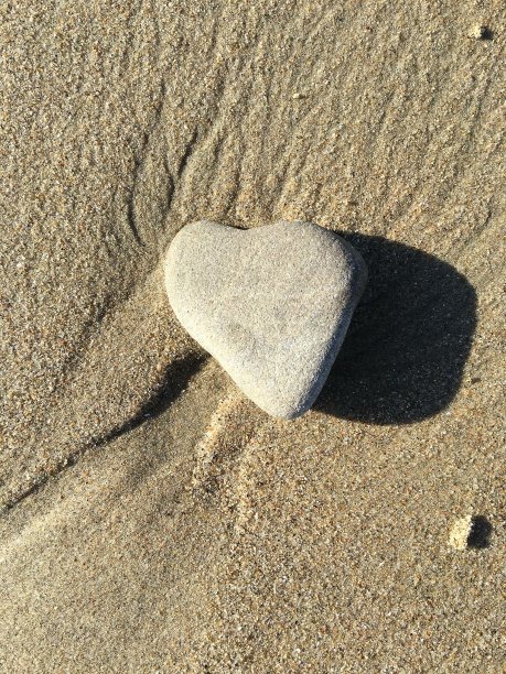 沙子上的心形岩石图片下载