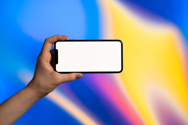 一名男子横放着一部现代手机图片下载