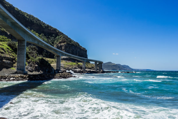 在澳大利亚大太平洋大道的海崖桥下图片下载