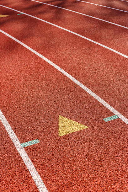 学校体育馆的红色跑道图片下载