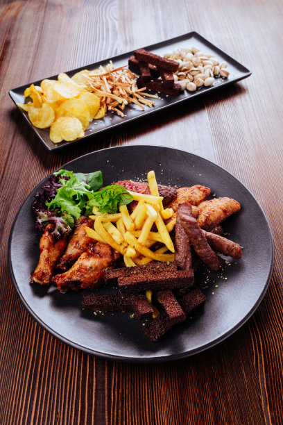 有各种啤酒小吃可供选择的大盘子图片下载