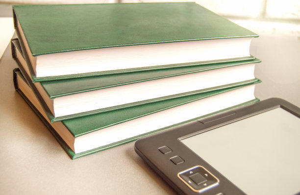 现代教育技术，电子书旁边一堆书，数字学习技术概念，世界读书日图片下载