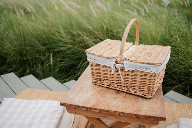 老式野餐篮图片下载