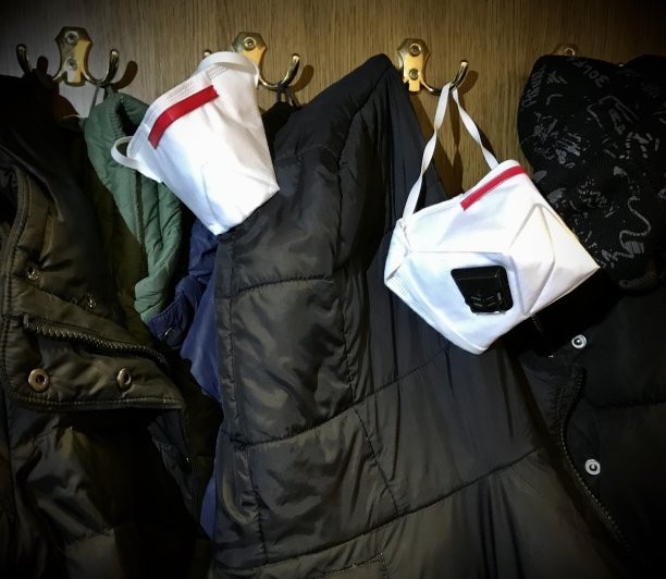 日常的衣服。医学的面具。医疗辅助。图片下载