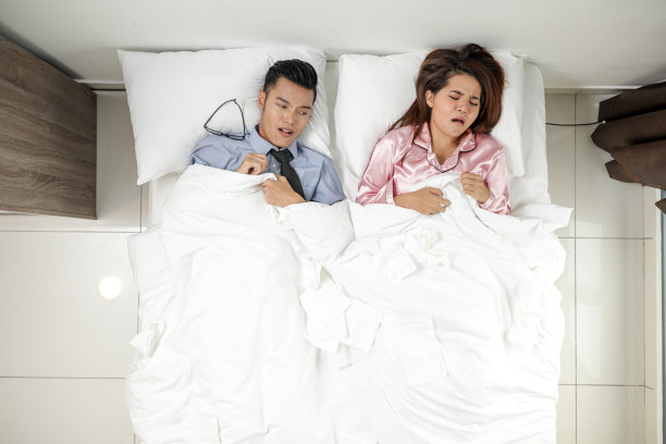 夫妻在家里的床上咳嗽图片下载