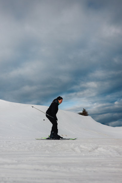 在山上滑雪的女人图片下载