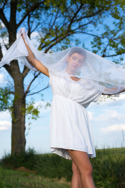 戴着面纱的女人图片下载