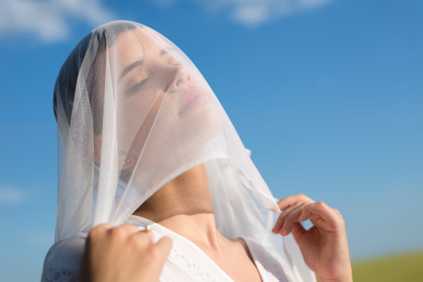 戴着面纱的女人图片下载