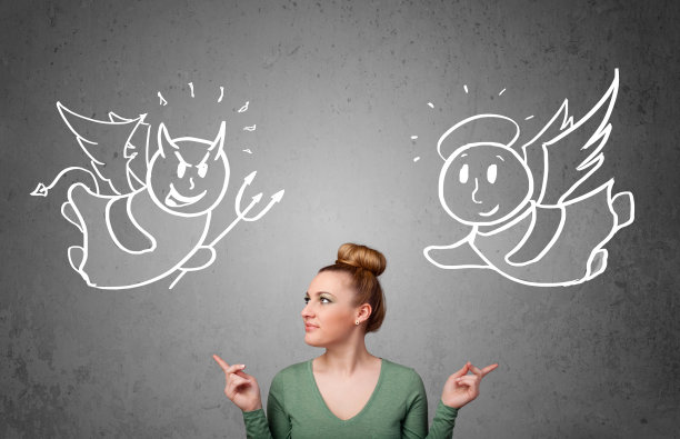 站在天使与魔鬼之间的女人图片下载