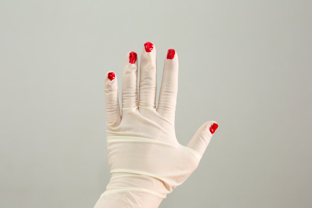 涂上指甲油的橡胶手套图片下载