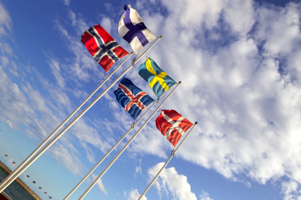 斯堪的纳维亚国旗朝向蓝天图片下载